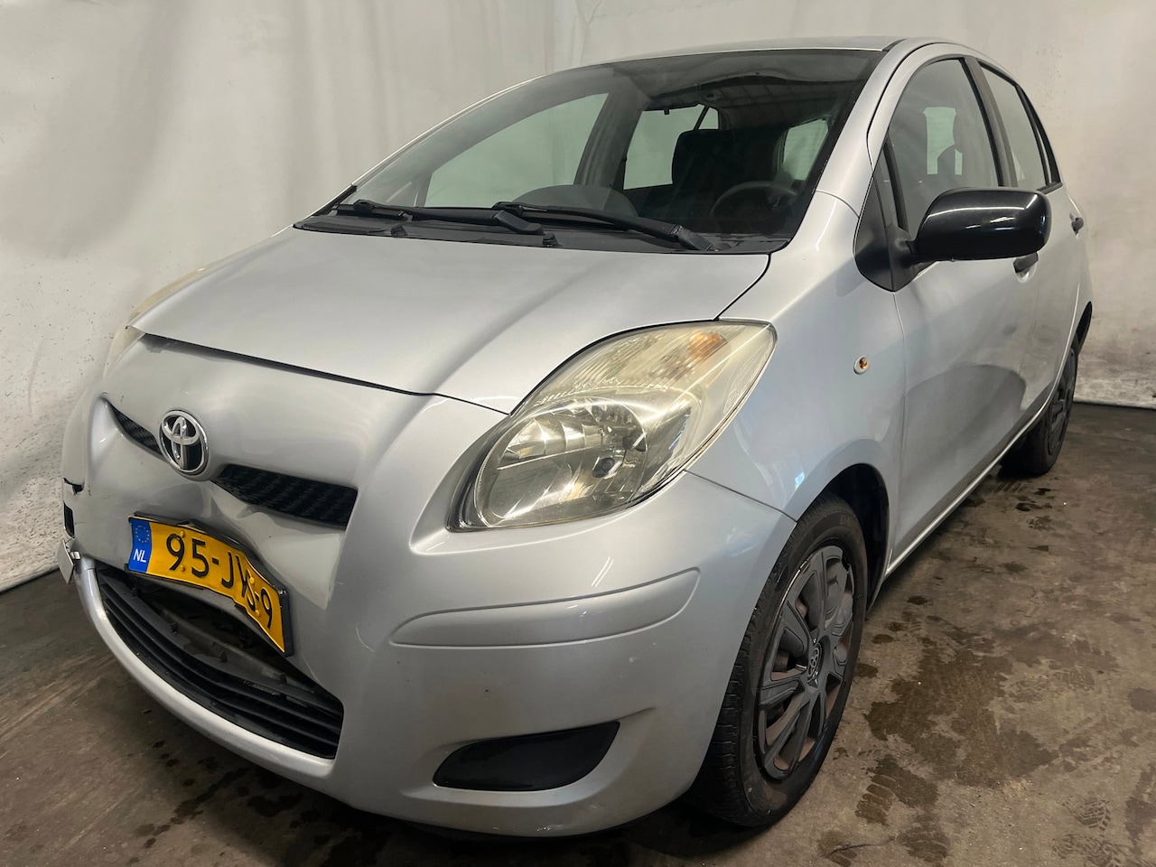 Toyota Yaris - 1.3 VVTi Comfort Schadeauto auto start en rijdt voorschade - AutoWereld.nl