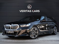 BMW 5-serie Touring - 520i M-Sport Pro 208PK|BTW|Pano|Camera|HUD|H&K|Laser|Iconic Sounds|Sfeer|Trekhaak e.o