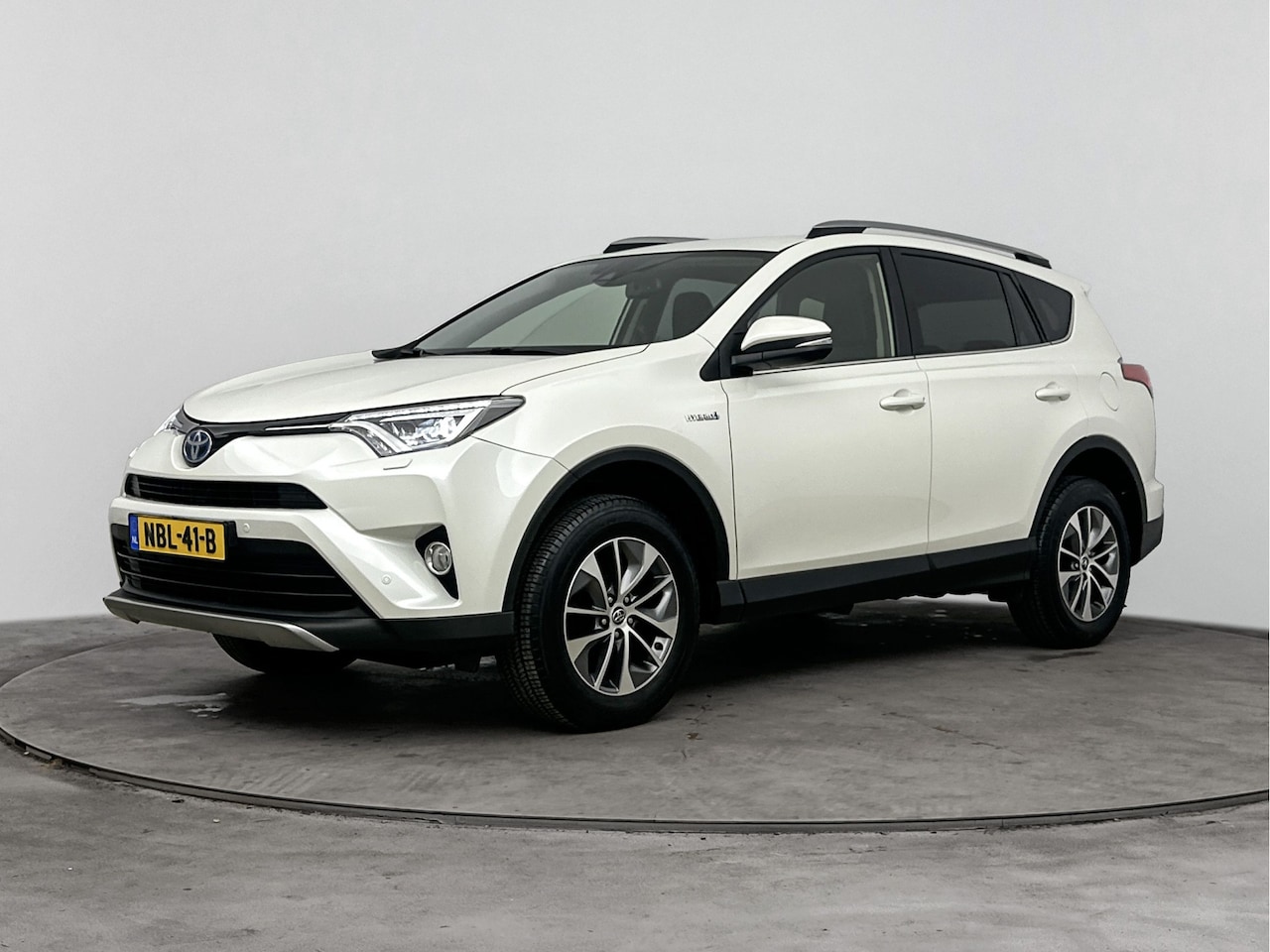 Toyota RAV4 - 2.5 Hybrid Dynamic | Parkeersensoren V+A | Trekhaak | Stoelverwarming | - AutoWereld.nl
