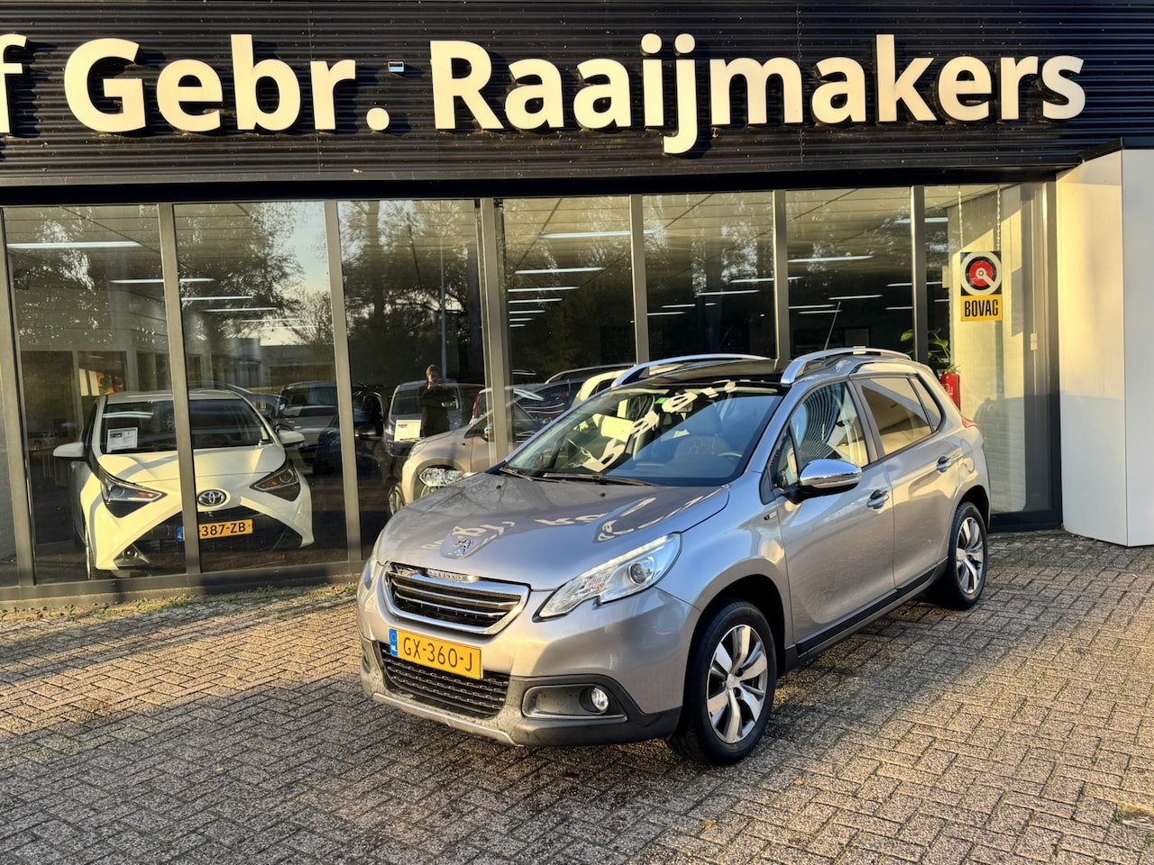 Peugeot 2008 - 1.2 PureTech Style*Navi*Panoramadak*Airco*Trekhaak* - AutoWereld.nl