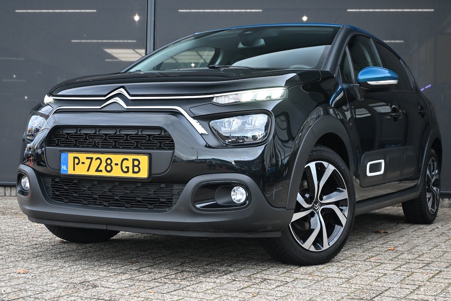 Citroën C3 - 1.2 PureTech Shine 110pk Automaat | Trekhaak | Navigatie | Allseason | Achteruitrijcamera - AutoWereld.nl