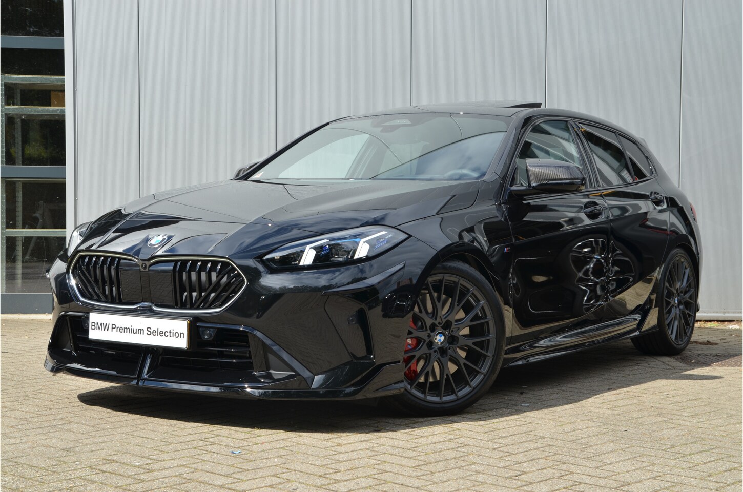 BMW 1-serie - 120 M Sport Automaat / Panoramadak / Sportstoelen / Comfort Access / Head-Up / Harman-Kard - AutoWereld.nl