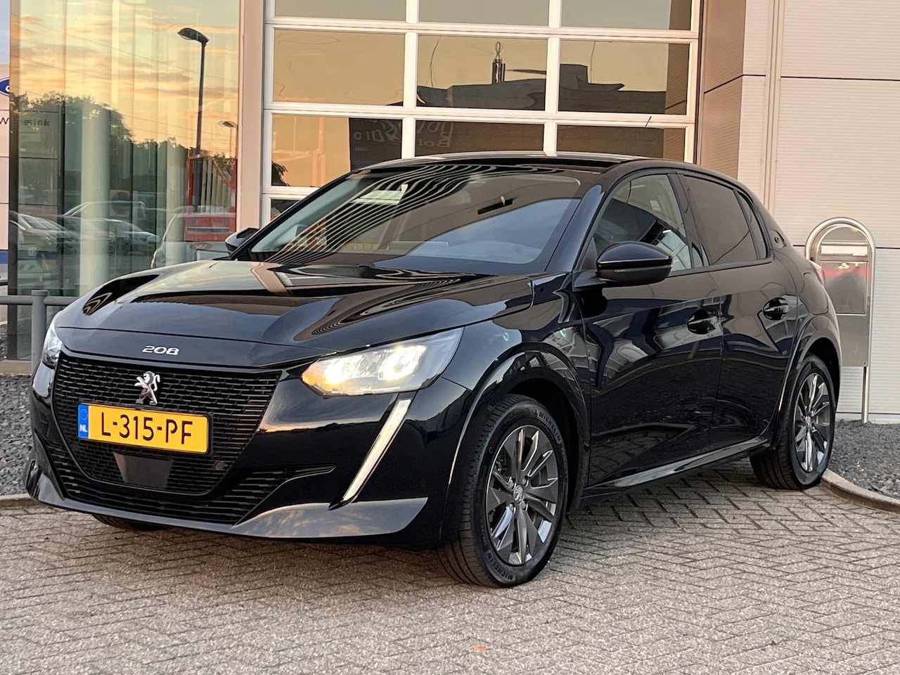Peugeot e-208 - EV Blue Lease Allure 50 kWh Navigatie | Parkeercamera | Cruise control | Apple carplay | W - AutoWereld.nl
