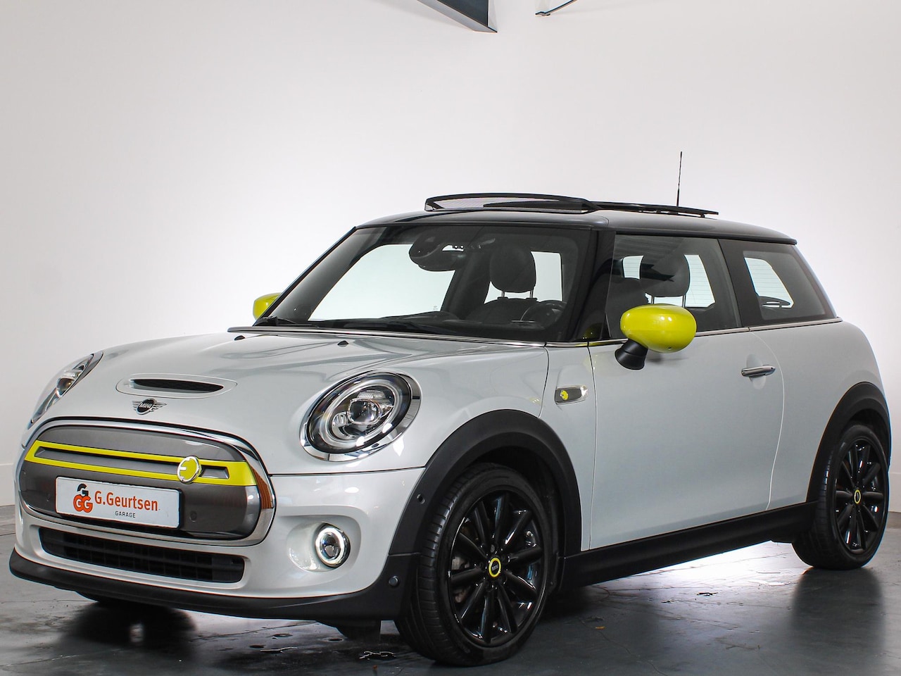 MINI Electric - Charged 33 kWh Panoramadak, Volleder, Apple Carplay/Android Auto, - AutoWereld.nl