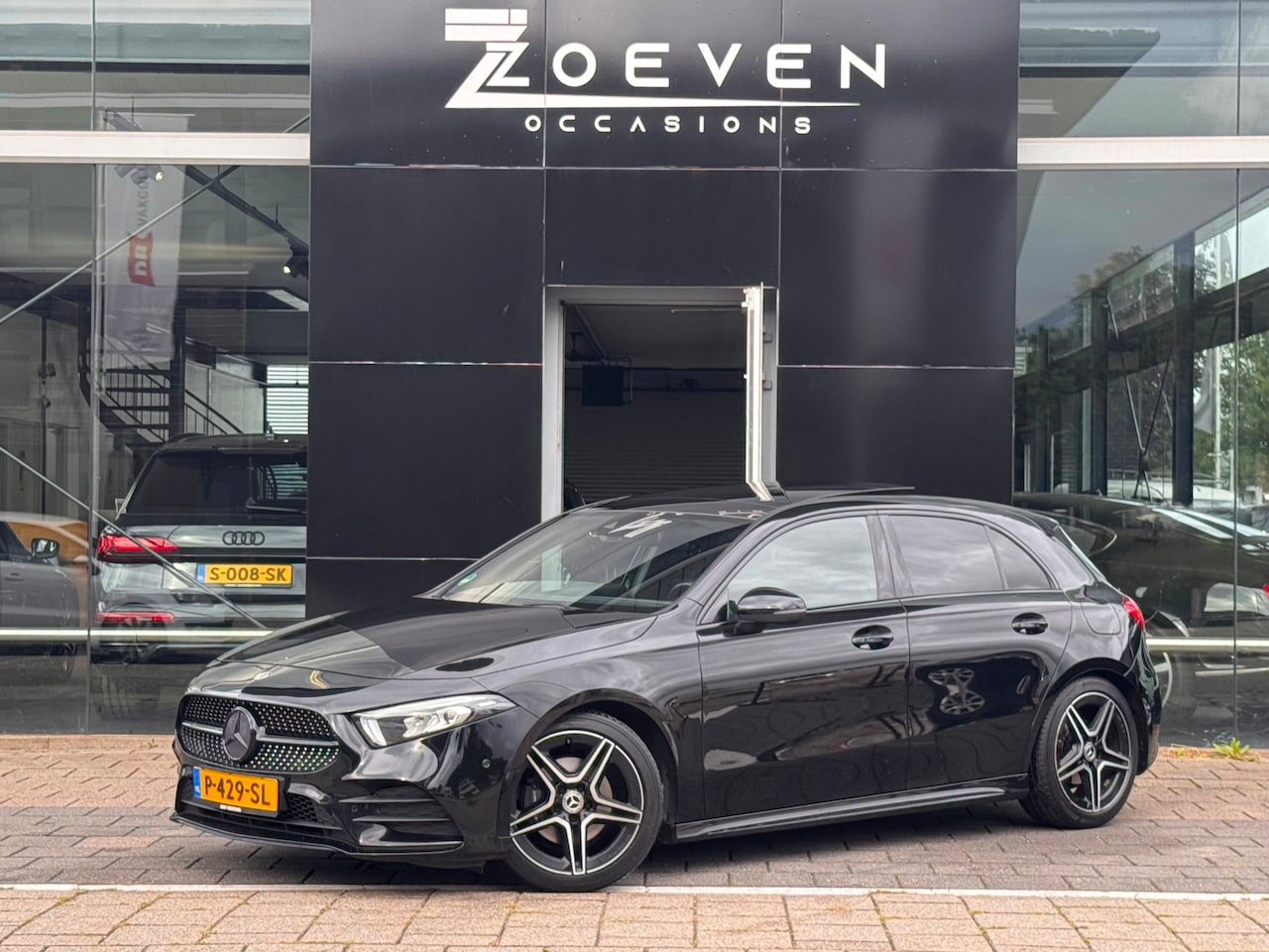 Mercedes-Benz A-klasse - A180 AMG LINE AUTOMAAT | PANO | STERRENHEMEL | CAMERA | LED | NAVI - AutoWereld.nl