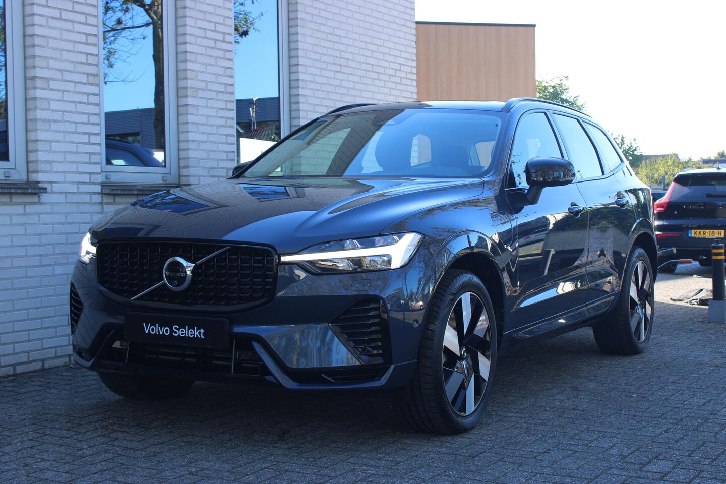 Volvo XC60 - T6 Plug-in hybrid AWD Ultra Dark | Allweatherbanden | Trekhaak, semi elektrisch inklapbaar - AutoWereld.nl