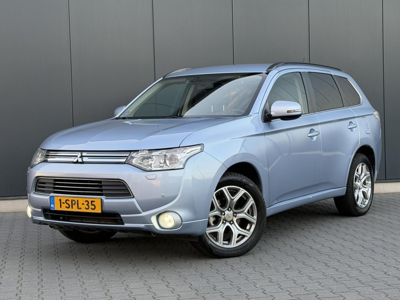 Mitsubishi Outlander - 2.0 PHEV Instyle+ 4WD Navi - Xenon - Trekhaak - AutoWereld.nl