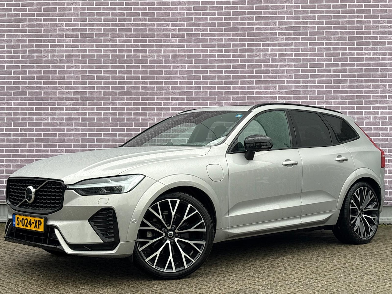 Volvo XC60 - 2.0 T8 Plug-in Hybrid AWD R-Design | Luchtvering | Bowers Wilkins Audio | Head-up Display - AutoWereld.nl