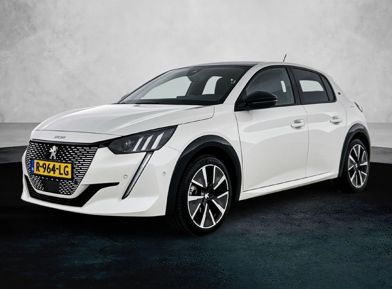 Peugeot e-208 - 136pk EV GT Pack 50 kWh Automaat | 1ste Eigenaar | Navigatie | Climate Control | Stoelverw - AutoWereld.nl