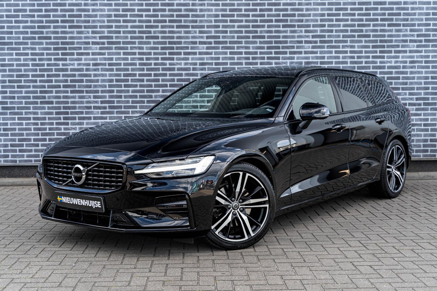 Volvo V60 - 2.0 B4 R-Design | Panoramadak | Harman Kardon Audio | Achteruitrijcamera | Parkeersensoren - AutoWereld.nl