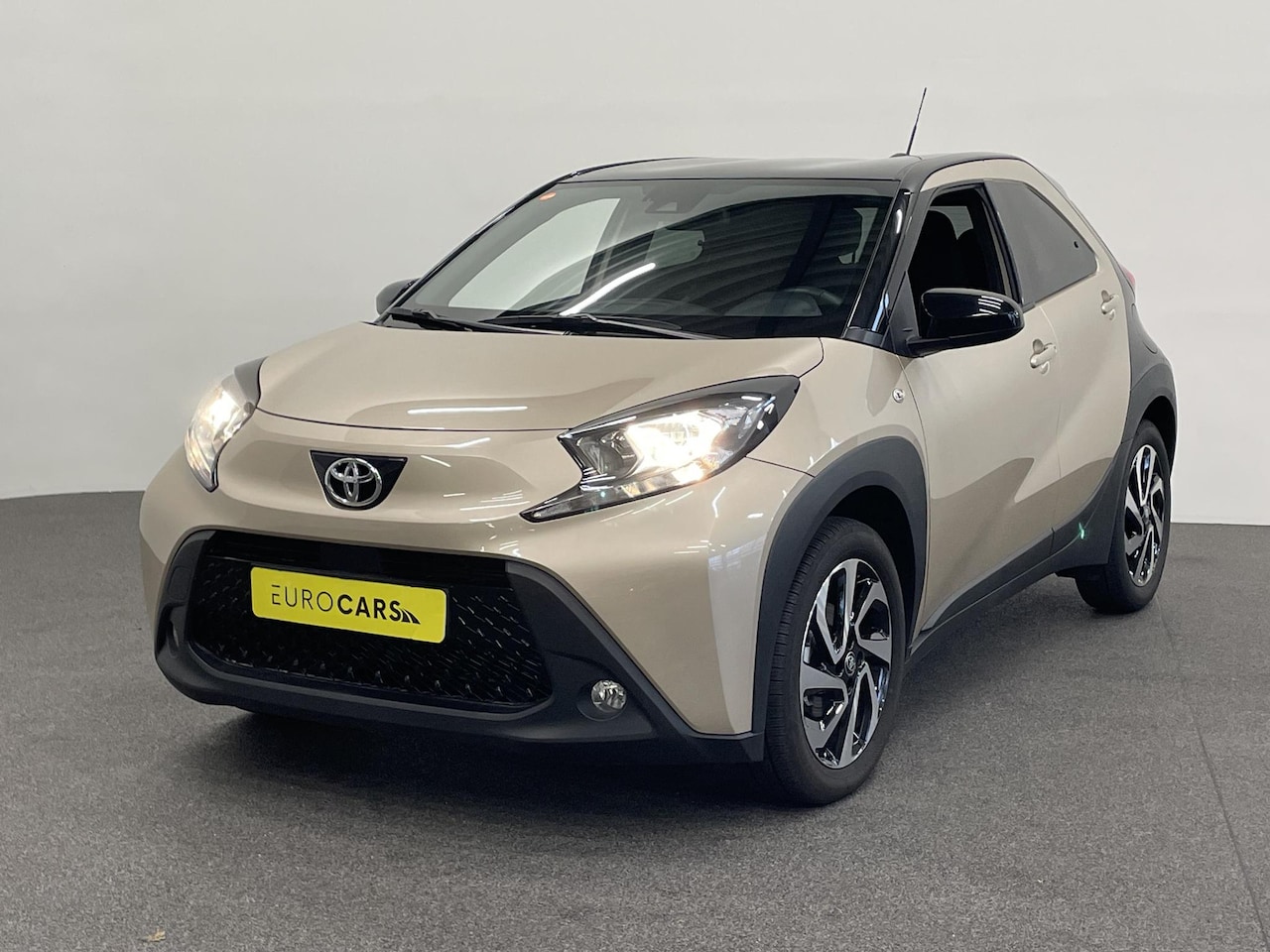 Toyota Aygo X - 1.0 VVT-i Automaat Pulse Navigatie Apple Carplay/Android Auto Camera 17" Lichtmetalen Velg - AutoWereld.nl