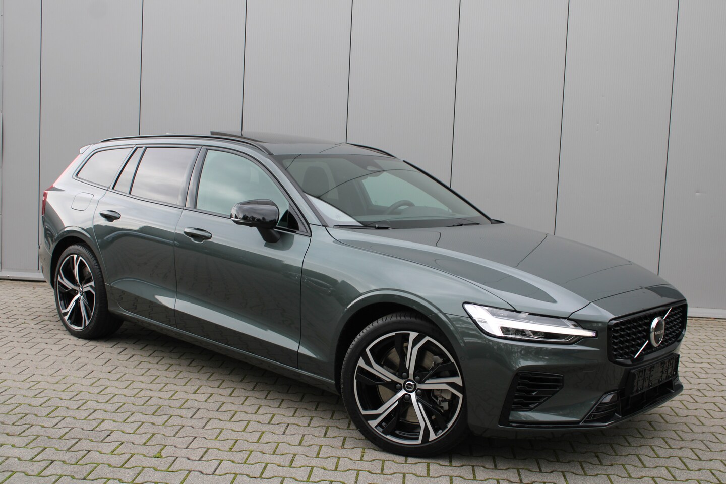 Volvo V60 - T6 Plug-in hybrid AWD Plus Dark | € 5000,- voordeel | Premium Pakket | 19" Velgen - AutoWereld.nl