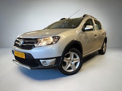 Dacia Sandero Stepway - Lauréate INRUILKOOPJE NL AUTO NAP 74DKM NAVIGATIE CRUISE PDC TREKHAAK + EXTRA SET WINTERWI