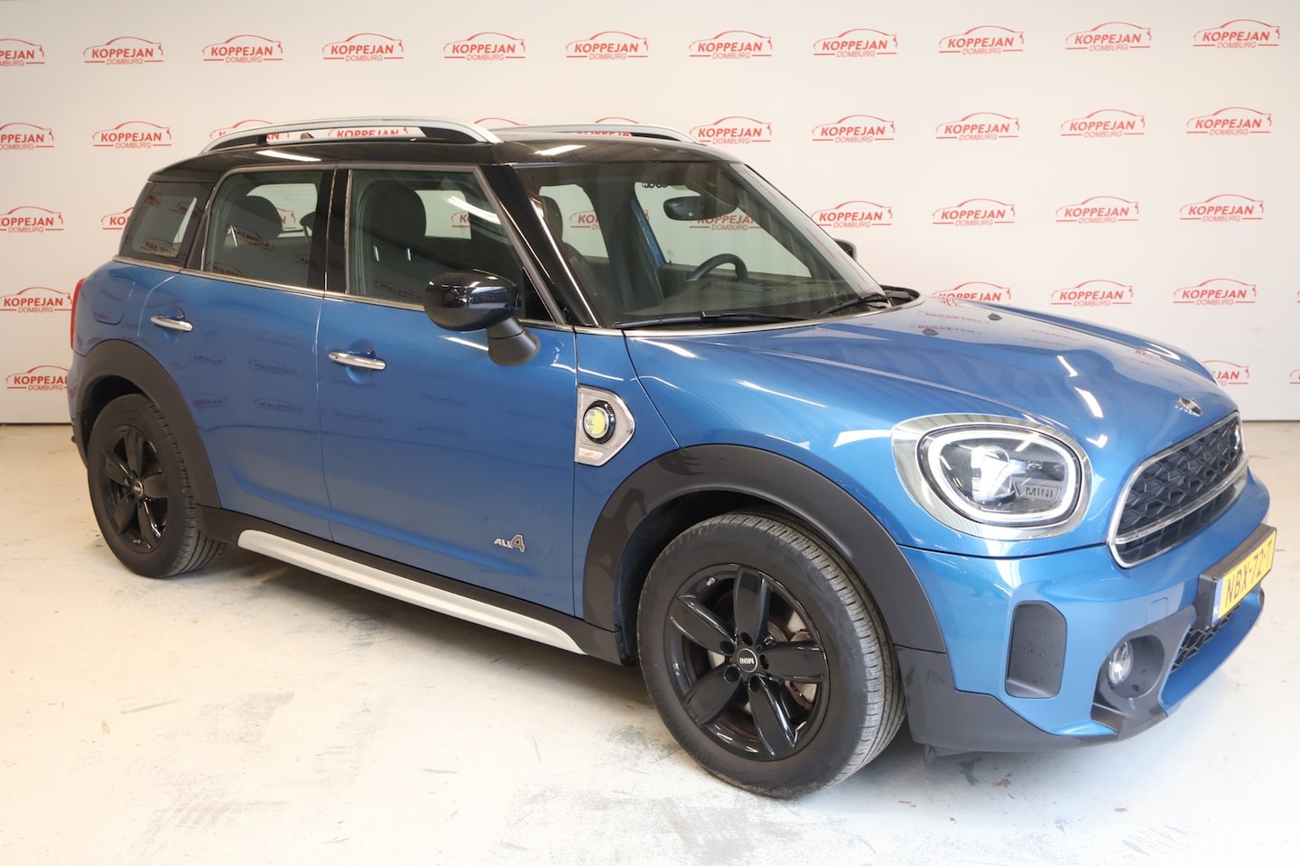 MINI Countryman - 1.5 Cooper S E ALL4 Chili| Stoelverwarming|Camera|Head up display| 2 tone - AutoWereld.nl