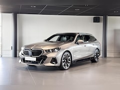 BMW 5-serie Touring - 550e xDrive | M Sport Pro | Glazen Panoramadak | Bowers & Wilkins | Iconic Glow | Trekhaak