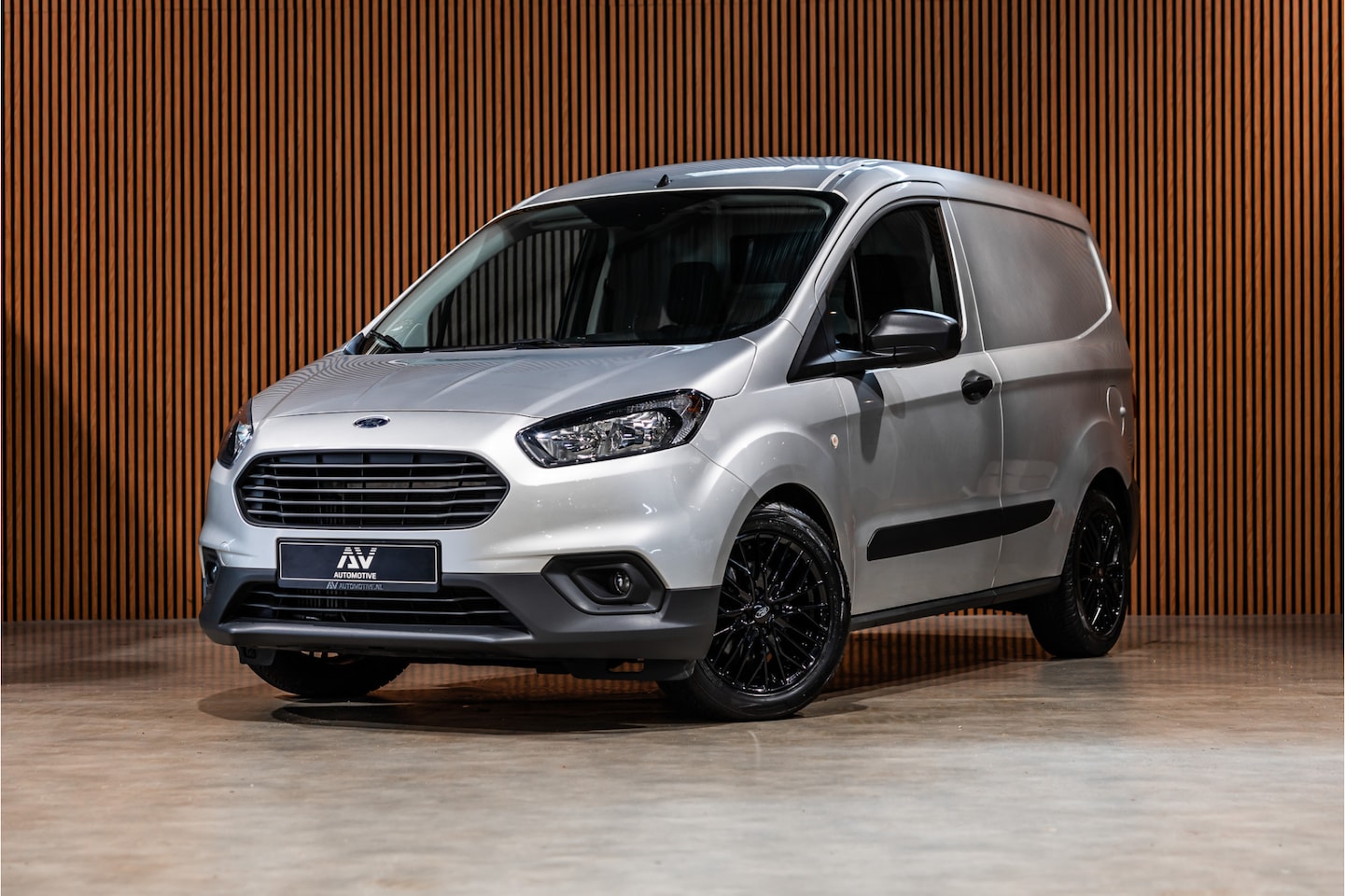 Ford Transit Courier - 1.0 100 PK | Benzine | Navigatie | CarPlay | PDC | Stoelverwarming | Cruise control | MF S - AutoWereld.nl