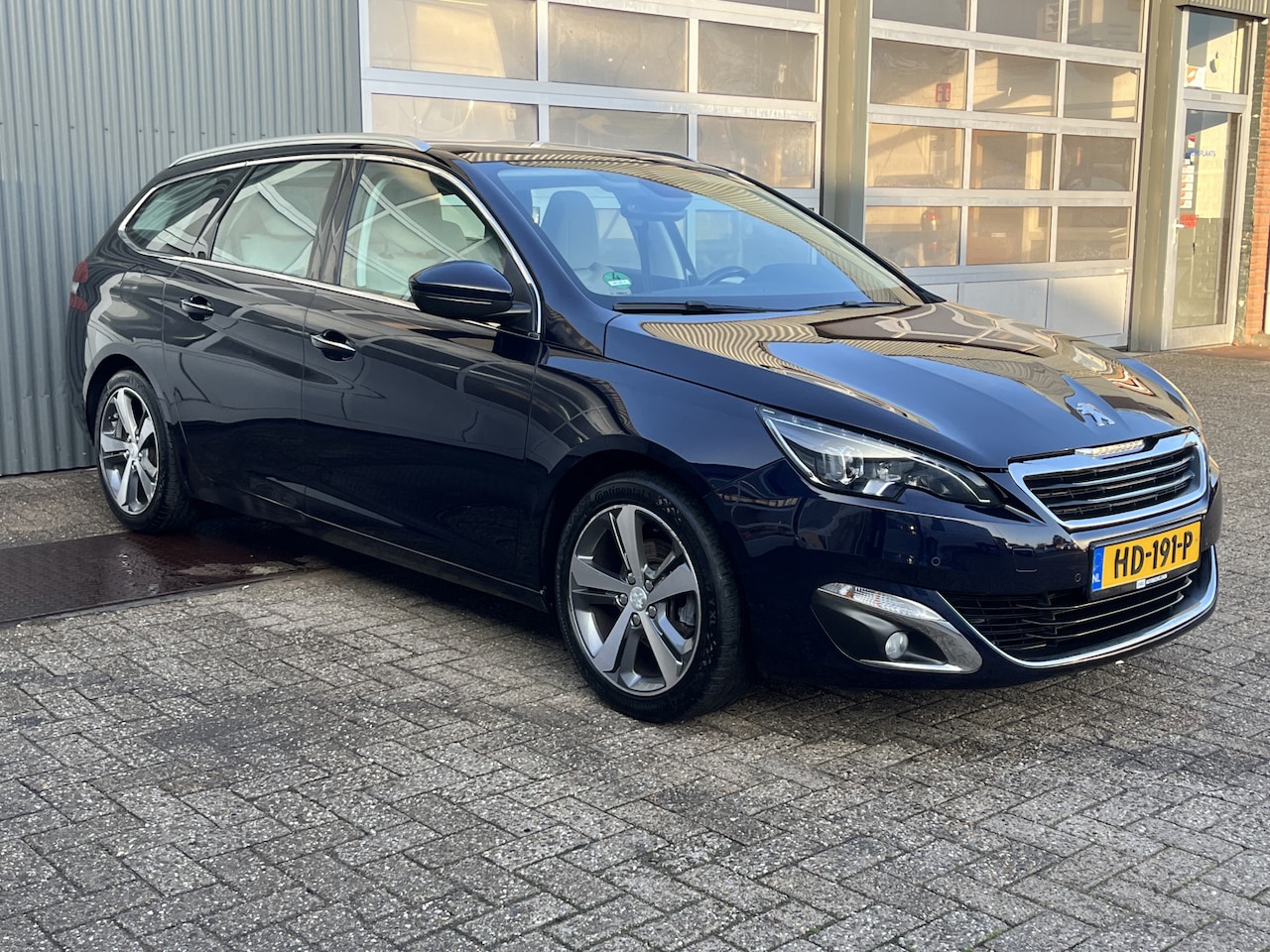 Peugeot 308 SW - 1.2 e-THP Allure Automaat Airco Cruise controle Trekhaak 1100kg trekgewicht Navigatiesyste - AutoWereld.nl