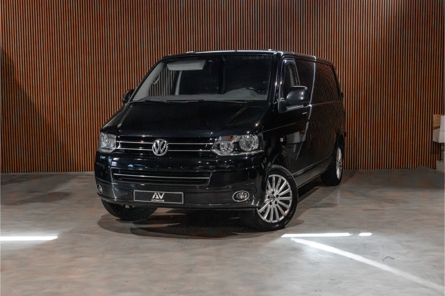 Volkswagen Transporter - 2.0 TDI 140 PK L2H1 | Navigatie | Cruise control | Lederen bekleding | Trekhaak | Airco | - AutoWereld.nl
