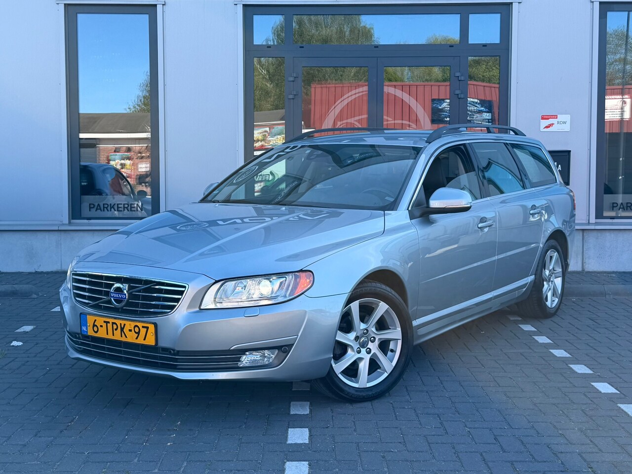 Volvo V70 - 1.6 T4 Nordic+|Leer|Trekhaak|xenon|Navi|PDC|NAP - AutoWereld.nl