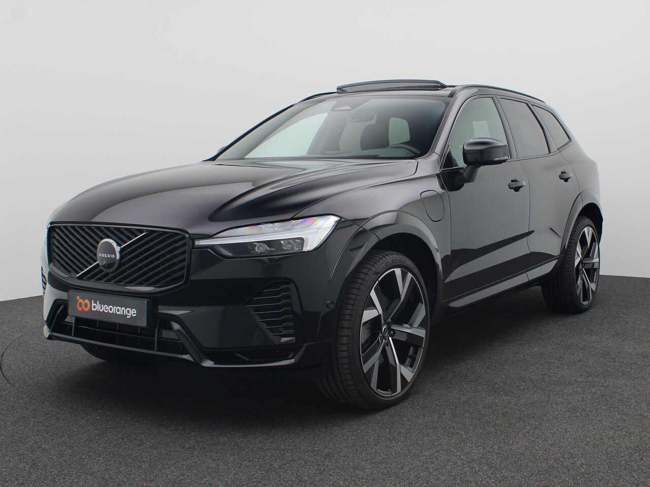 Volvo XC60 - 2.0 T6 Plug-in hybrid AWD Plus Dark 350PK Aut. Panoramadak, Trekhaak, Luchtvering, 22" LM - AutoWereld.nl