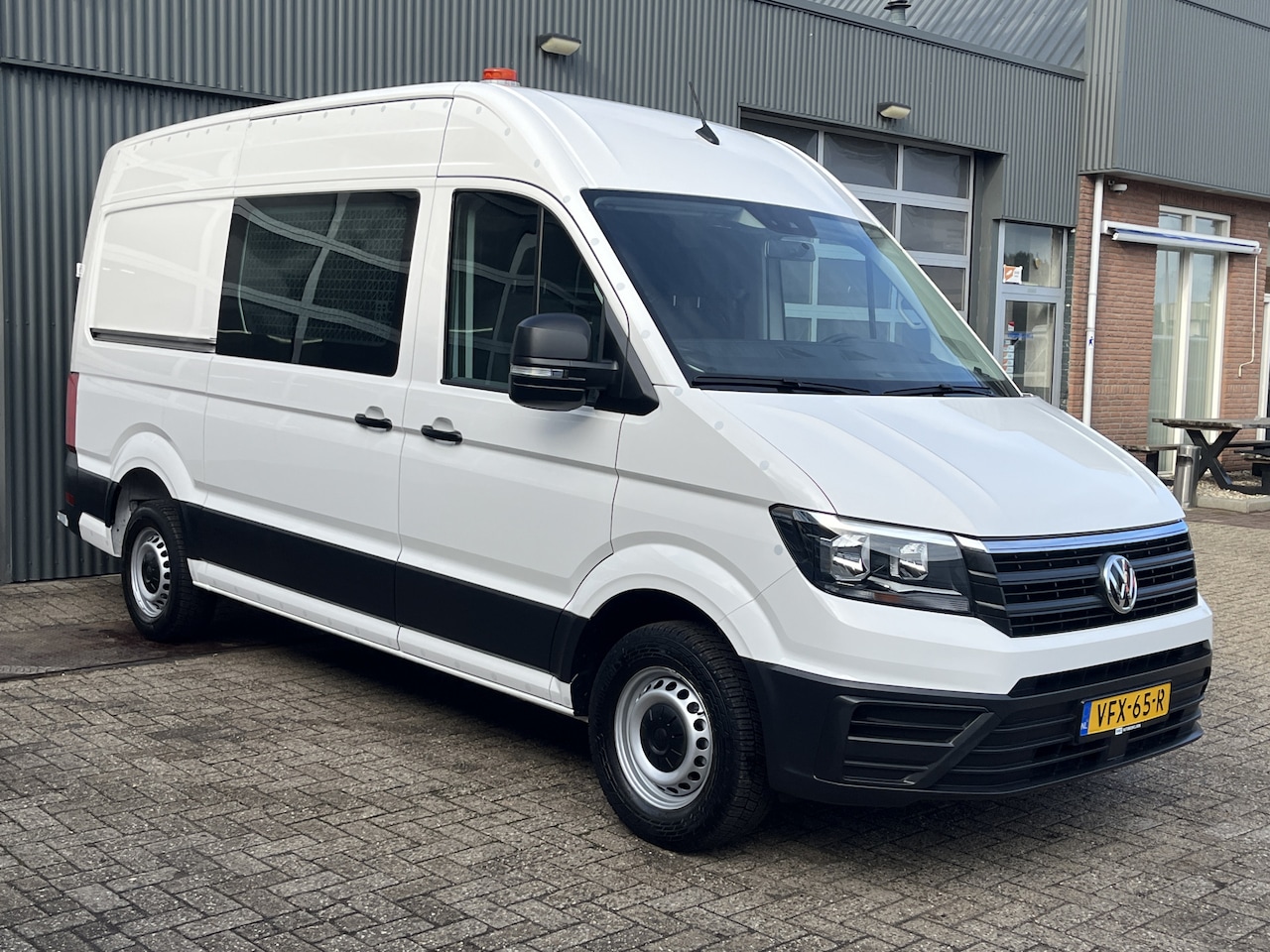 Volkswagen Crafter - 35 2.0 TDI L3H3 Airco Cruise controle Trekhaak 3000kg trekgewicht Apple carplay Telefoonve - AutoWereld.nl