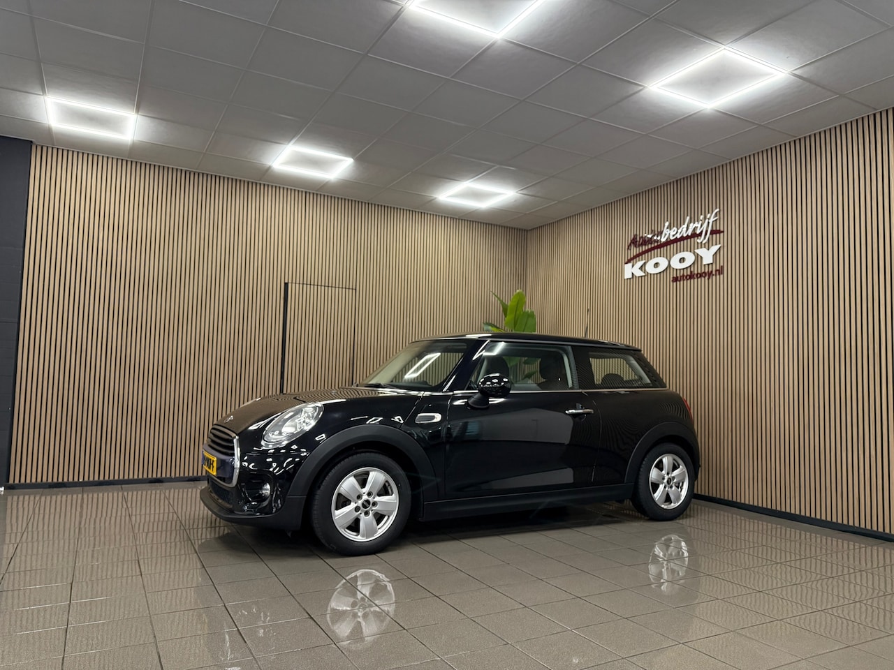 MINI 3-Deurs - 1.5 Cooper Business * Dealer onderhouden / Navigatie / Cruise control / NL Auto * - AutoWereld.nl