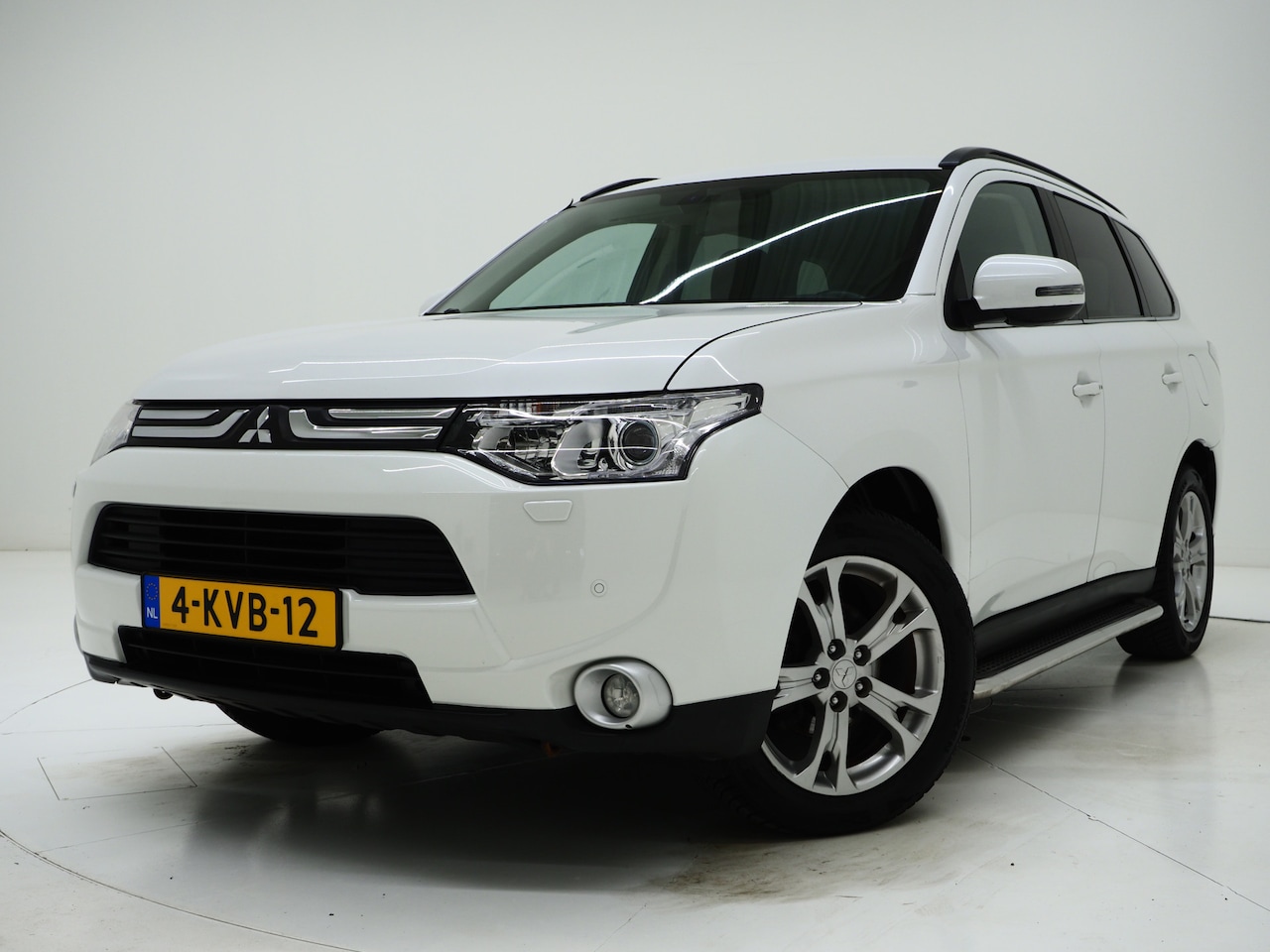 Mitsubishi Outlander - 2.0 Intense+ 7P | Trekhaak | Sidebars | Keyless | Camera | Cruise | Climate | Navigatie - AutoWereld.nl