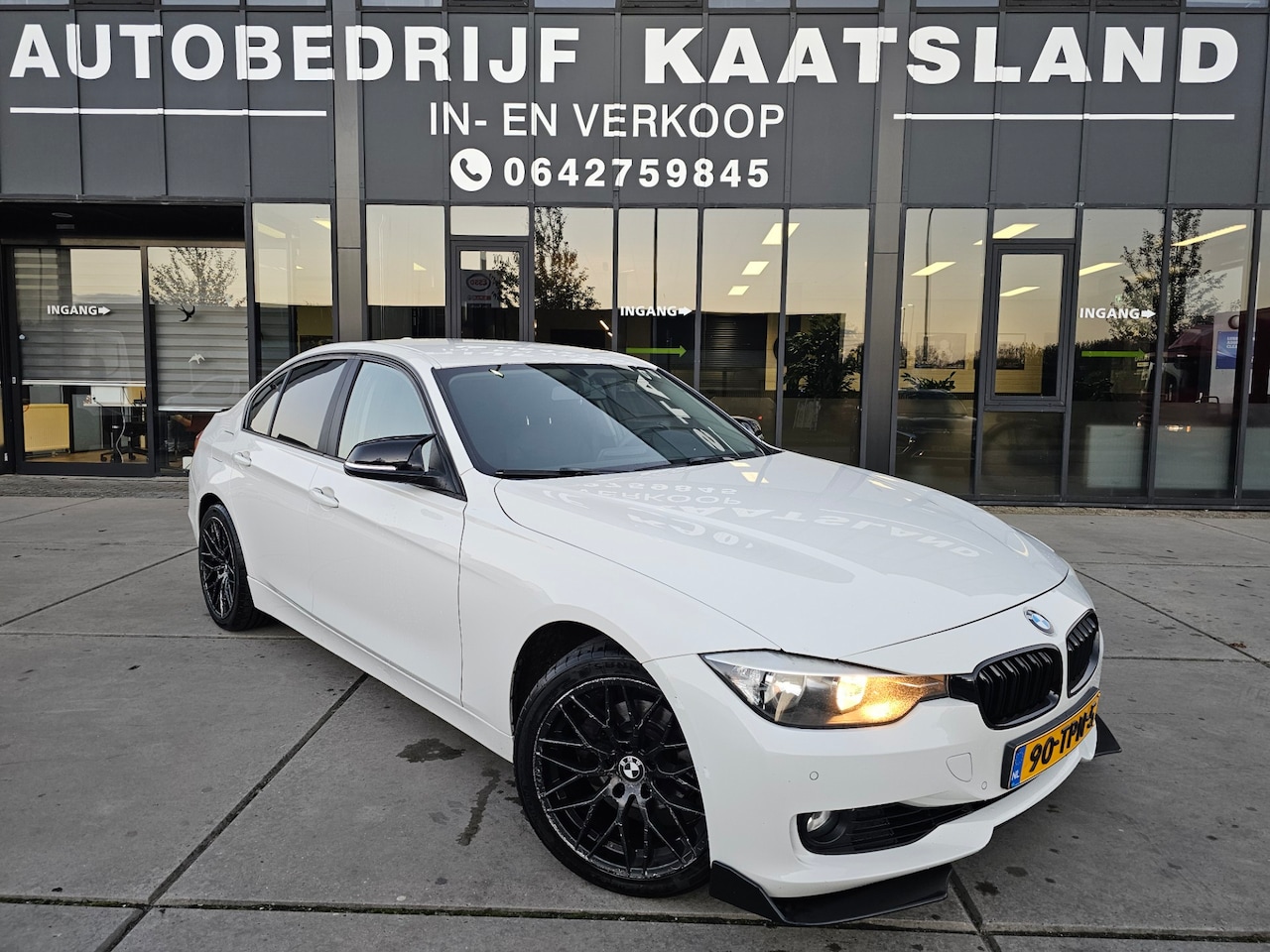 BMW 3-serie - 320i Executive - Pdc - Navi - Cruise - - AutoWereld.nl