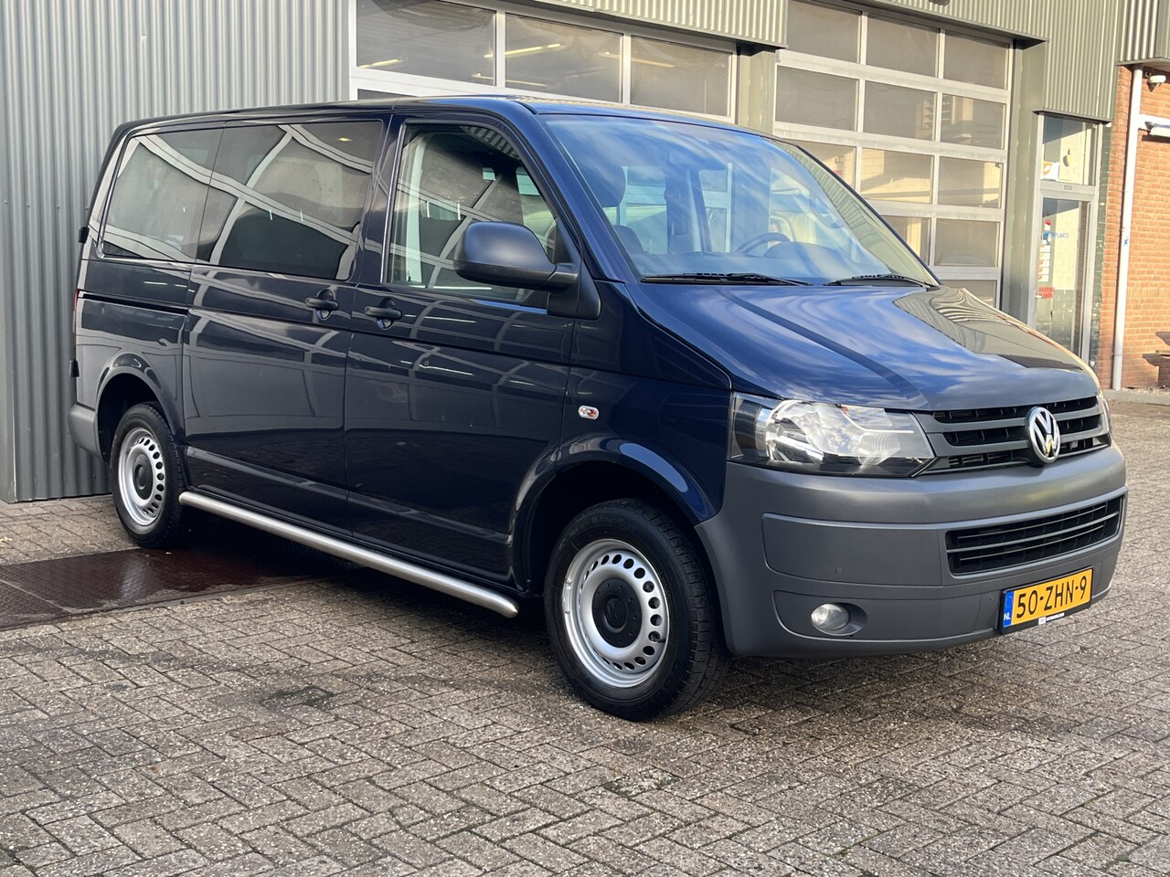 Volkswagen Transporter Kombi - 2.0 TDI L1H1 Airco Cruise controle Navigatiesysteem Trekhaak 2500kg trekgewicht 8-Persoons - AutoWereld.nl