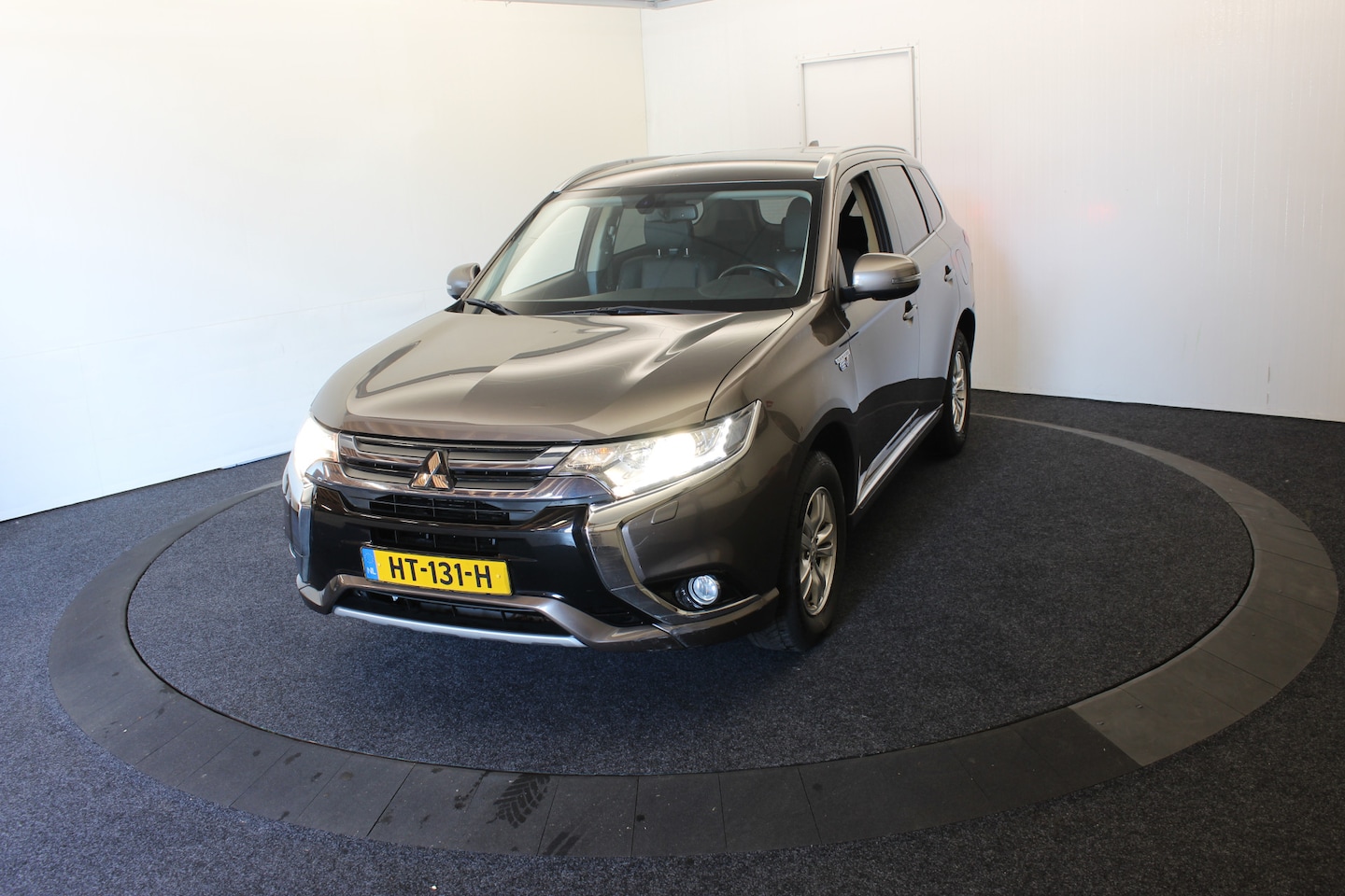 Mitsubishi Outlander - 2.0 PHEV Business Edition APK 12-2026 Nieuw model leder Climate Navi - AutoWereld.nl