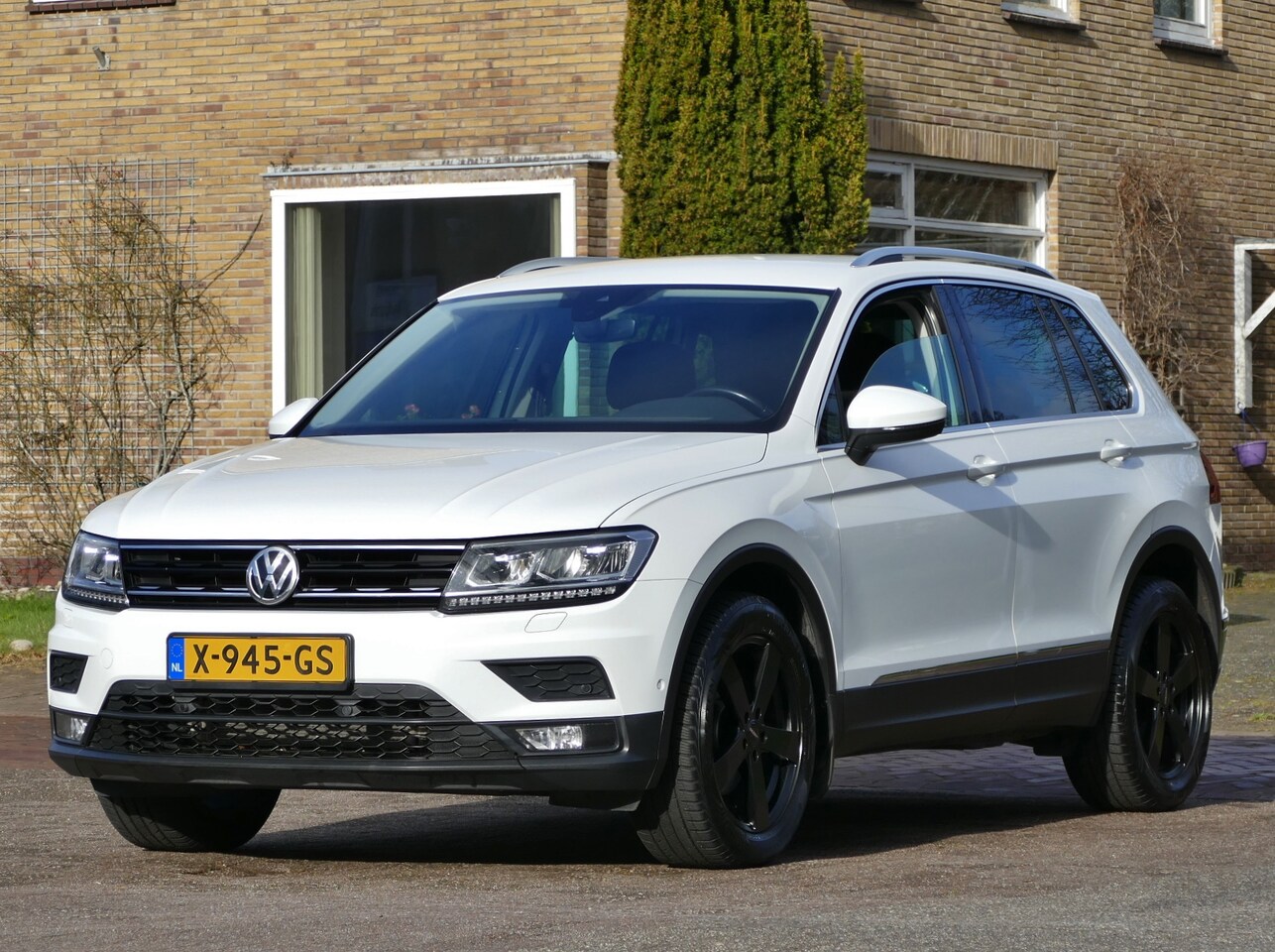 Volkswagen Tiguan - 1.4 TSI 4Motion | standkachel | verwarmd stuur | trekhaak | achteruitrijcamera - AutoWereld.nl