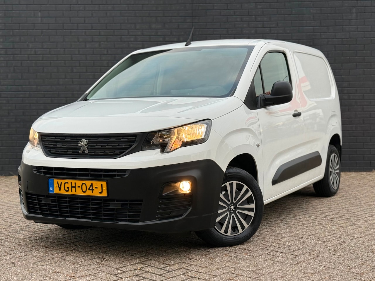 Peugeot Partner - 1.5 BlueHDI Pro Bj 2020 3-Zits Airco Navigatie Nette bus - AutoWereld.nl