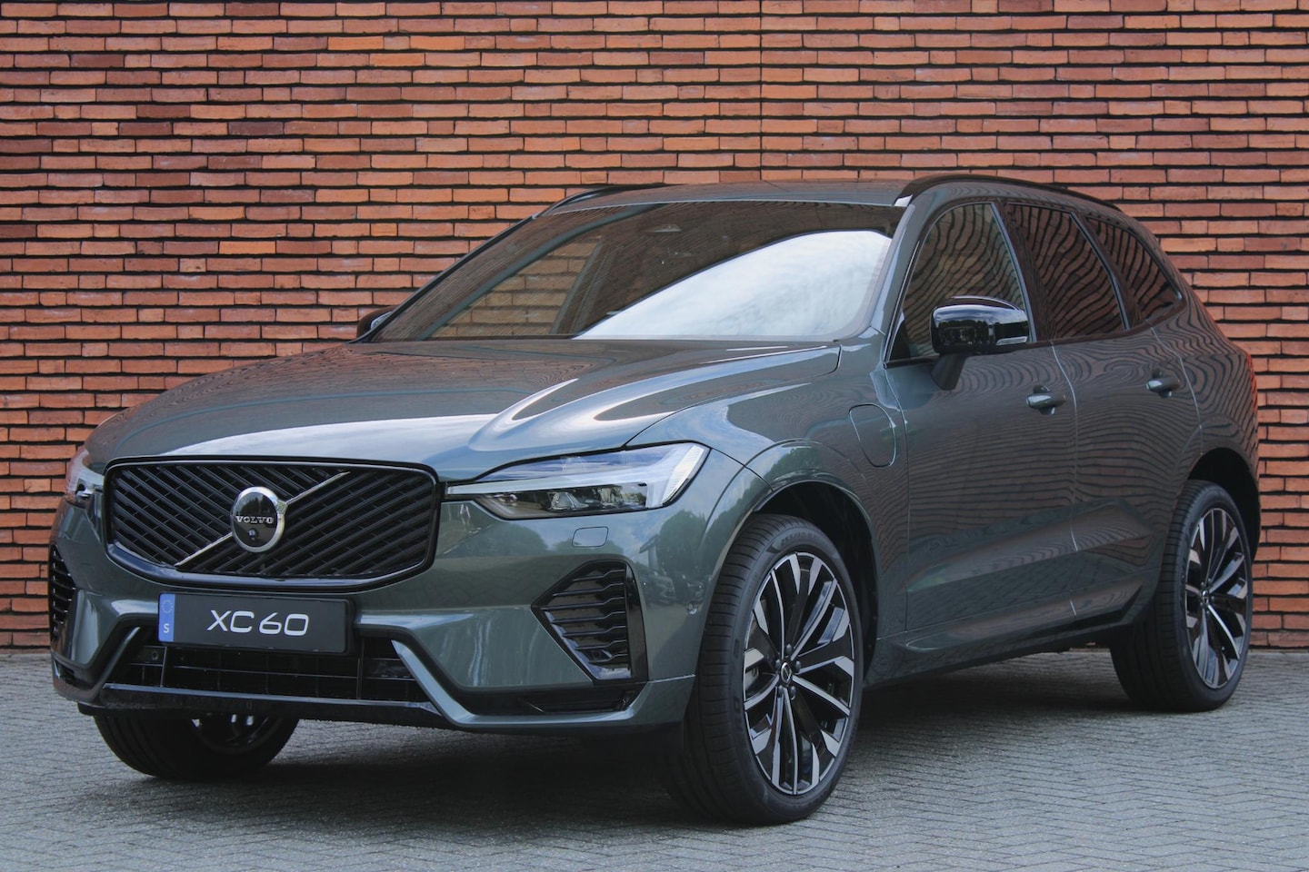 Volvo XC60 - T8 Plug-in hybrid AWD Ultra Dark Exec. Ed. | Luchtvering | Bowers & Wilkins | Panoramisch- - AutoWereld.nl