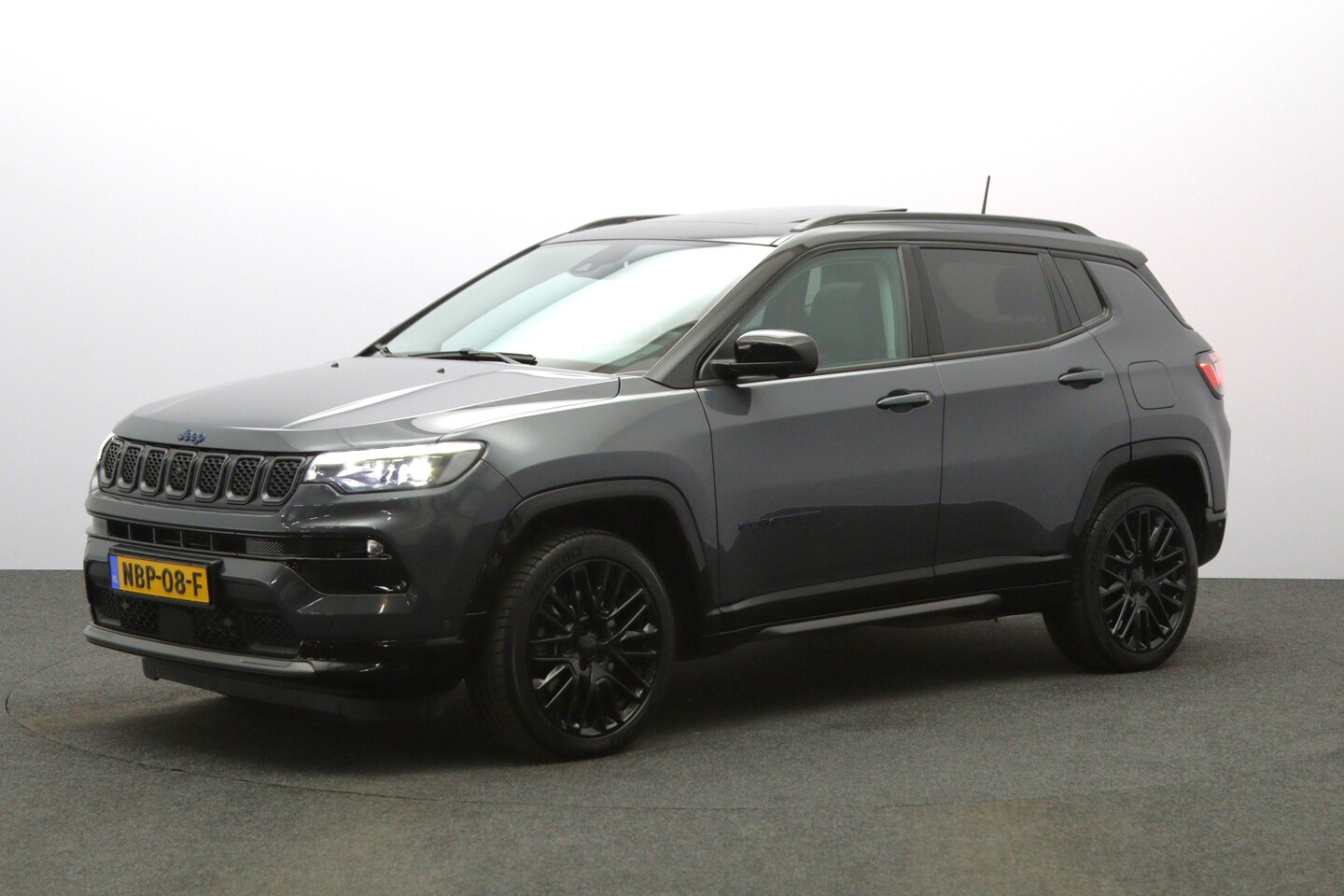 Jeep Compass - 4xe 240 PK Plug-in Hybrid Electric S, Panoramadak, Keyless, Leder, Adap Cruise Control - AutoWereld.nl