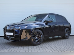 BMW iX - xDrive45 M Sport / Panoramadak Sky Lounge / Trekhaak / M Multifunctionele Stoelen / Parkin