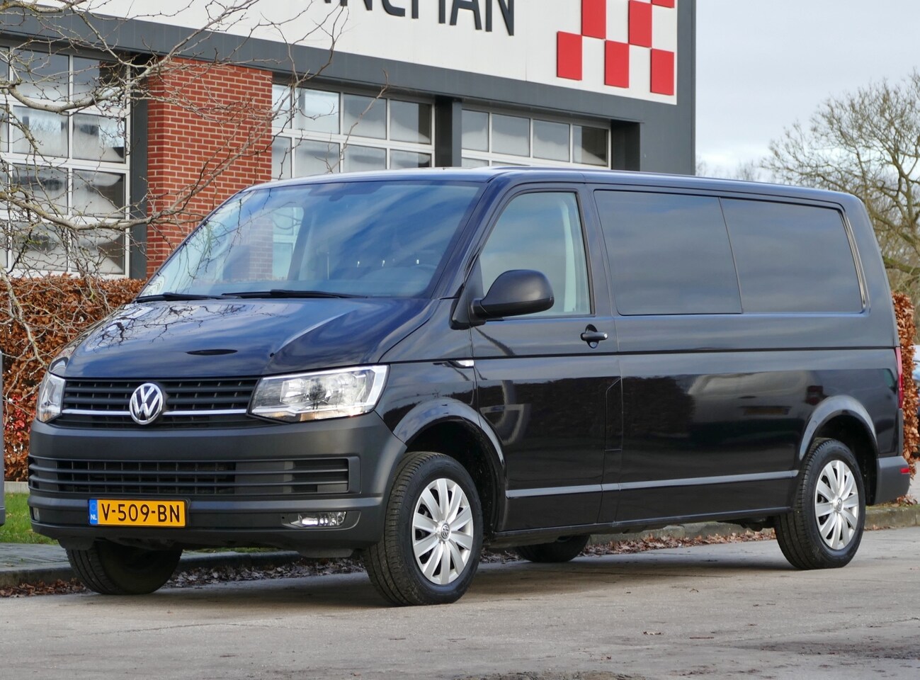 Volkswagen Transporter - 2.0 TDI L2H1 Comfortline AUTOMAAT | 3 zitplaatsen | airco | trekhaak - AutoWereld.nl