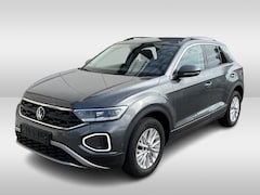 Volkswagen T-Roc - 1.5 TSI Life / AUTOMAAT/ PARK. SENSOREN/ DODE HOEK/ IQ. LIGHT/ STOELVERWARM./ DIGITAL DASH