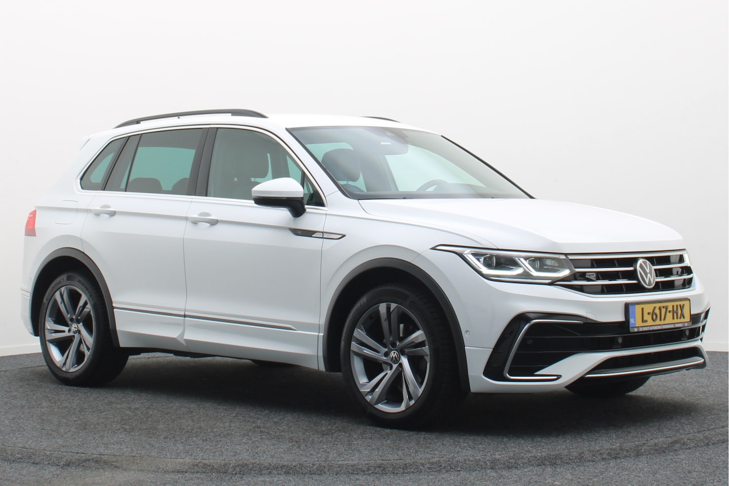 Volkswagen Tiguan - 1.5 TSI R-Line Business+ Camera, Apple Carplay, Keyless, IQ Light, ACC, 19" - AutoWereld.nl