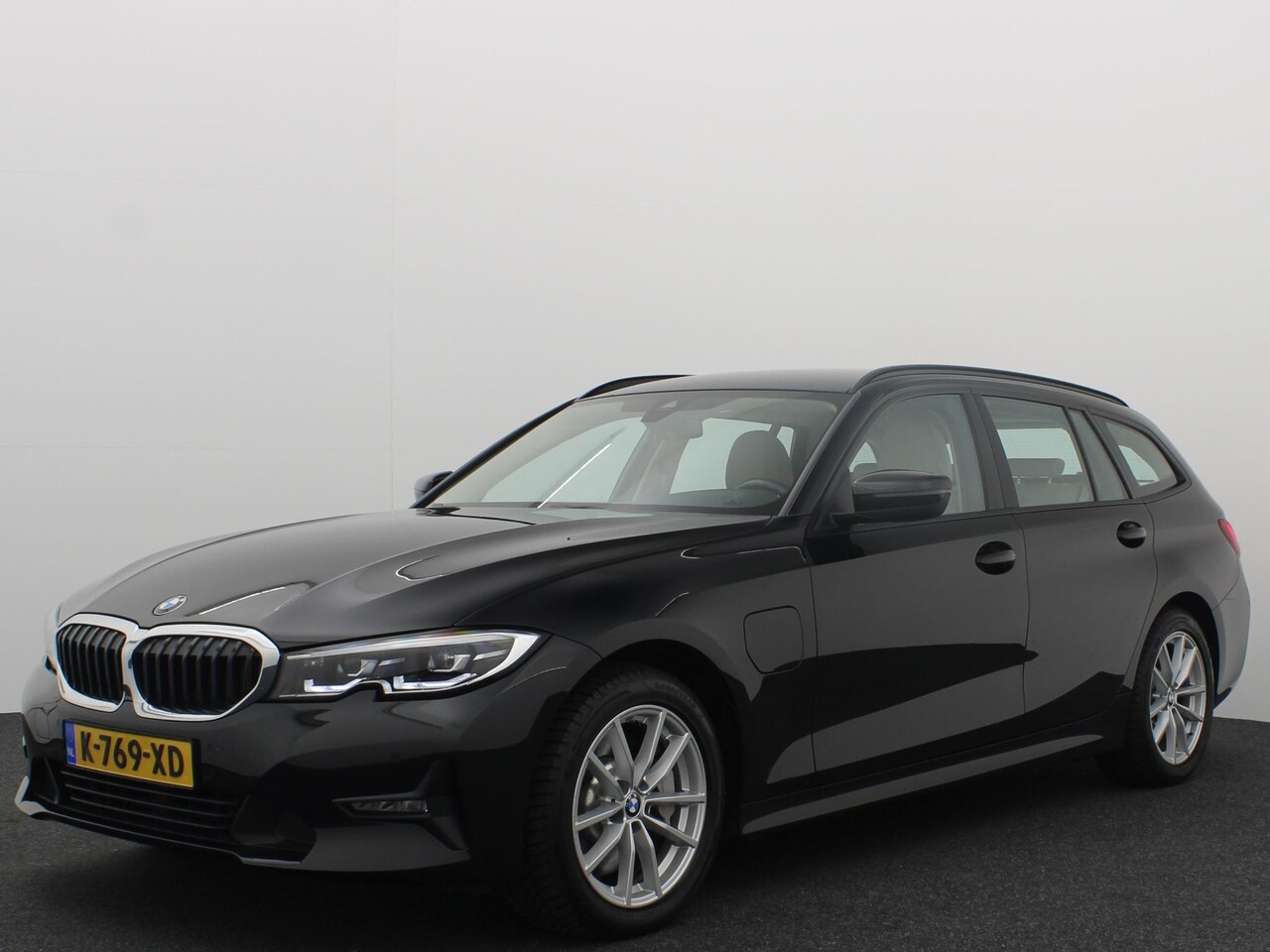 BMW 3-serie Touring - 330e Business Edition Plus SPORTSTOELEN / FULL LED / SOH 89% / CARPLAY / DAB+ / CREME LEDE - AutoWereld.nl