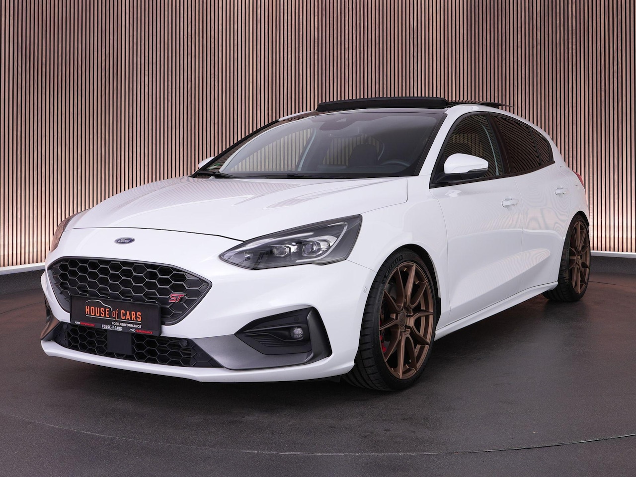 Ford Focus - ST-3 2.3 280pk |19" TEC wielen|H&R verlagingsveren|panoramdak|head-up|B&O|blind spot|Apple - AutoWereld.nl