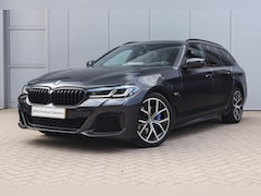 BMW 5-serie Touring - 530e xDrive M Sport Automaat / Trekhaak / Sportstoelen / Comfort Access / Achteruitrijcame