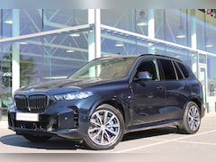 BMW X5 - xDrive50e M Sport Automaat / Panoramadak / Trekhaak / Comfortstoelen / Soft-Close / Parkin