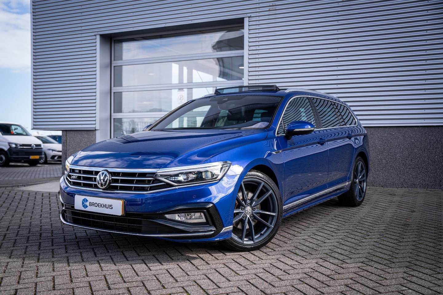 Volkswagen Passat Variant - 1.5 TSI Elegance Business R | Achteruitrijcamera | Elektrisch glazen panorama-dak | R-Line - AutoWereld.nl