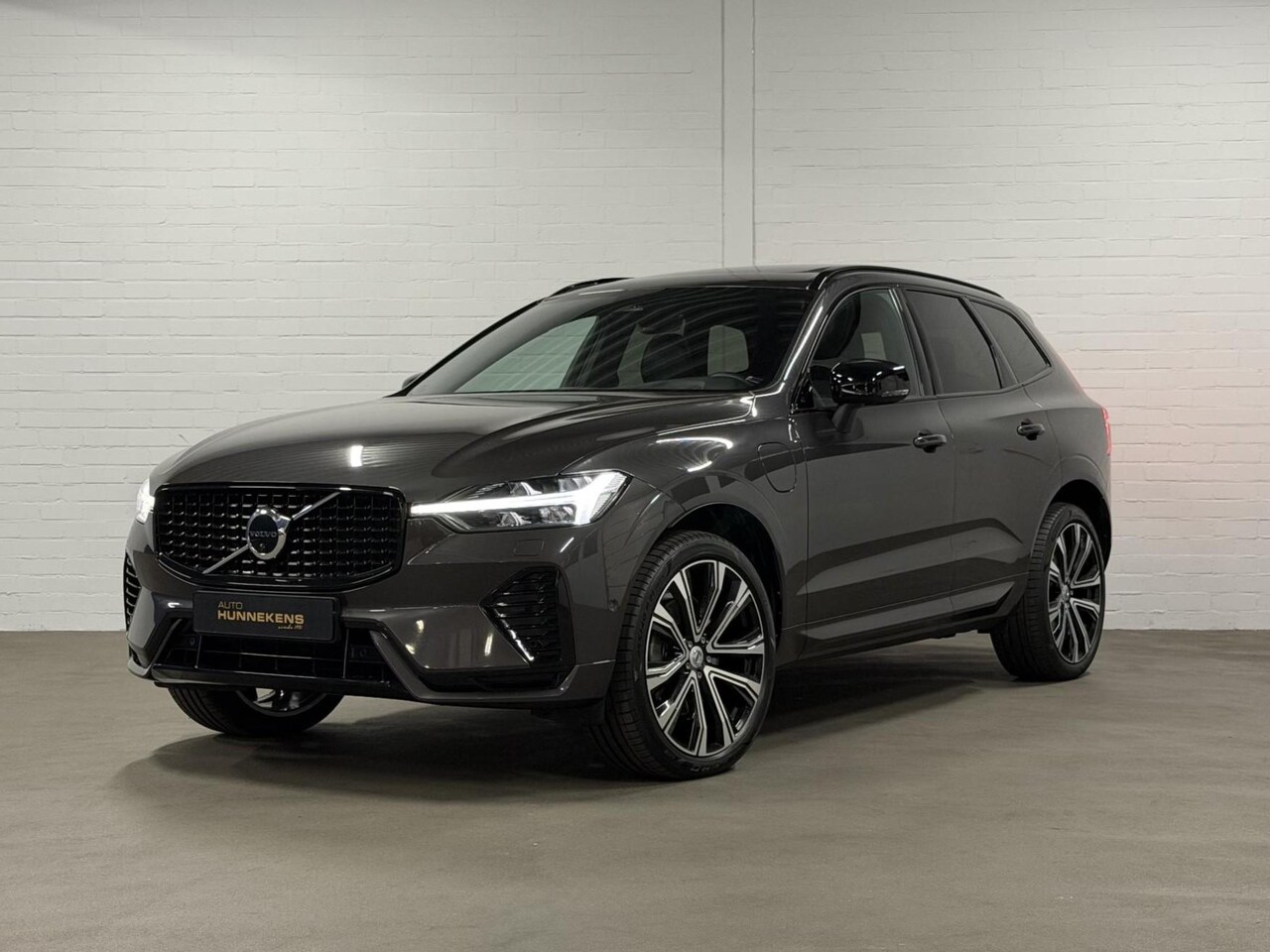 Volvo XC60 - 2.0 T6 Plug-in hybrid AWD Plus Dark SOH 99% Long Range | Open dak | Adapt. cruise | Harman - AutoWereld.nl