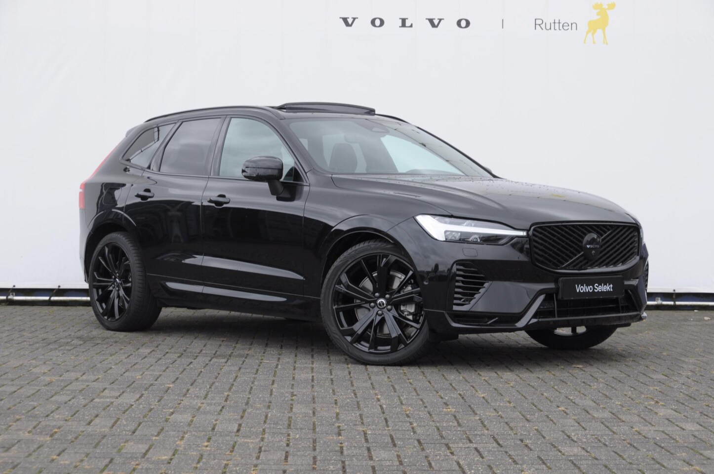 Volvo XC60 - T6 350PK Automaat AWD Ultra Black Edition Trekhaak / Luchtvering / Facelift/ Head-up displ - AutoWereld.nl