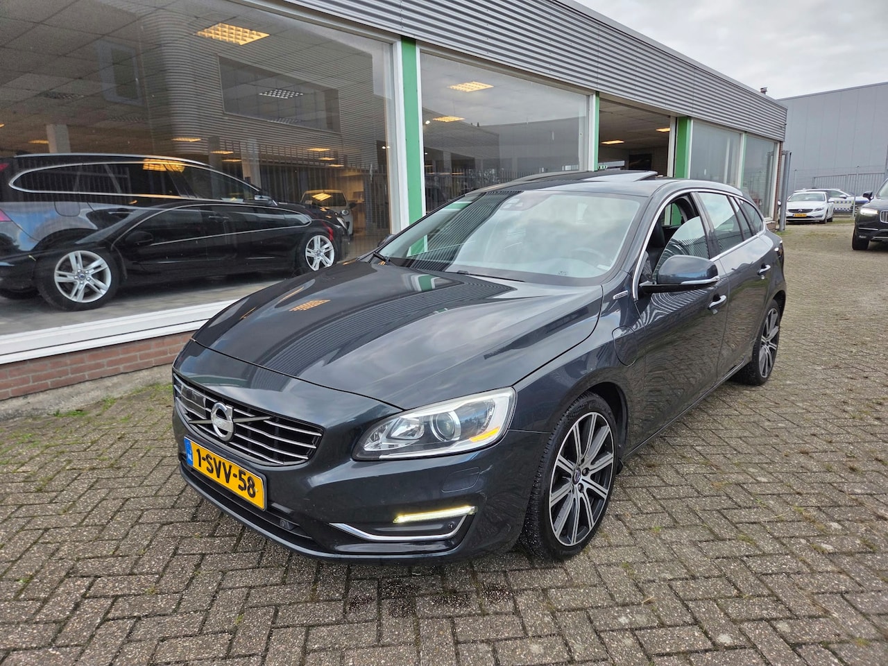 Volvo V60 - 2.4 D6 AWD Plug-In Hybrid Summum|PANO|CAMERA|BLIS|NAP| - AutoWereld.nl