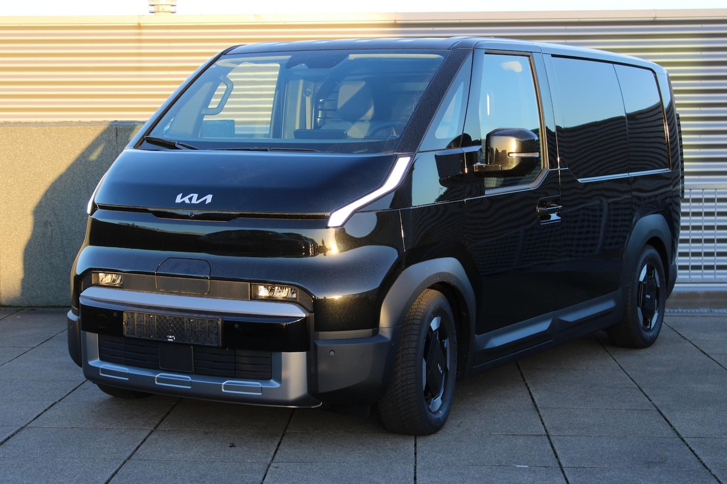 Kia PV5 - L2H1 Essential 51.5 kWh Nu leverbaar bij Kooijman IJsselstein / Vanaf prijs € 31.120 ex.bt - AutoWereld.nl