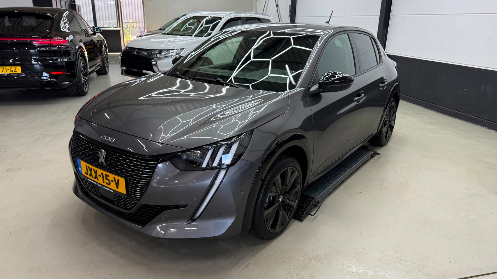 Peugeot 208 - 1.2 GT 3D virtual display, navigatie groot scherm - AutoWereld.nl