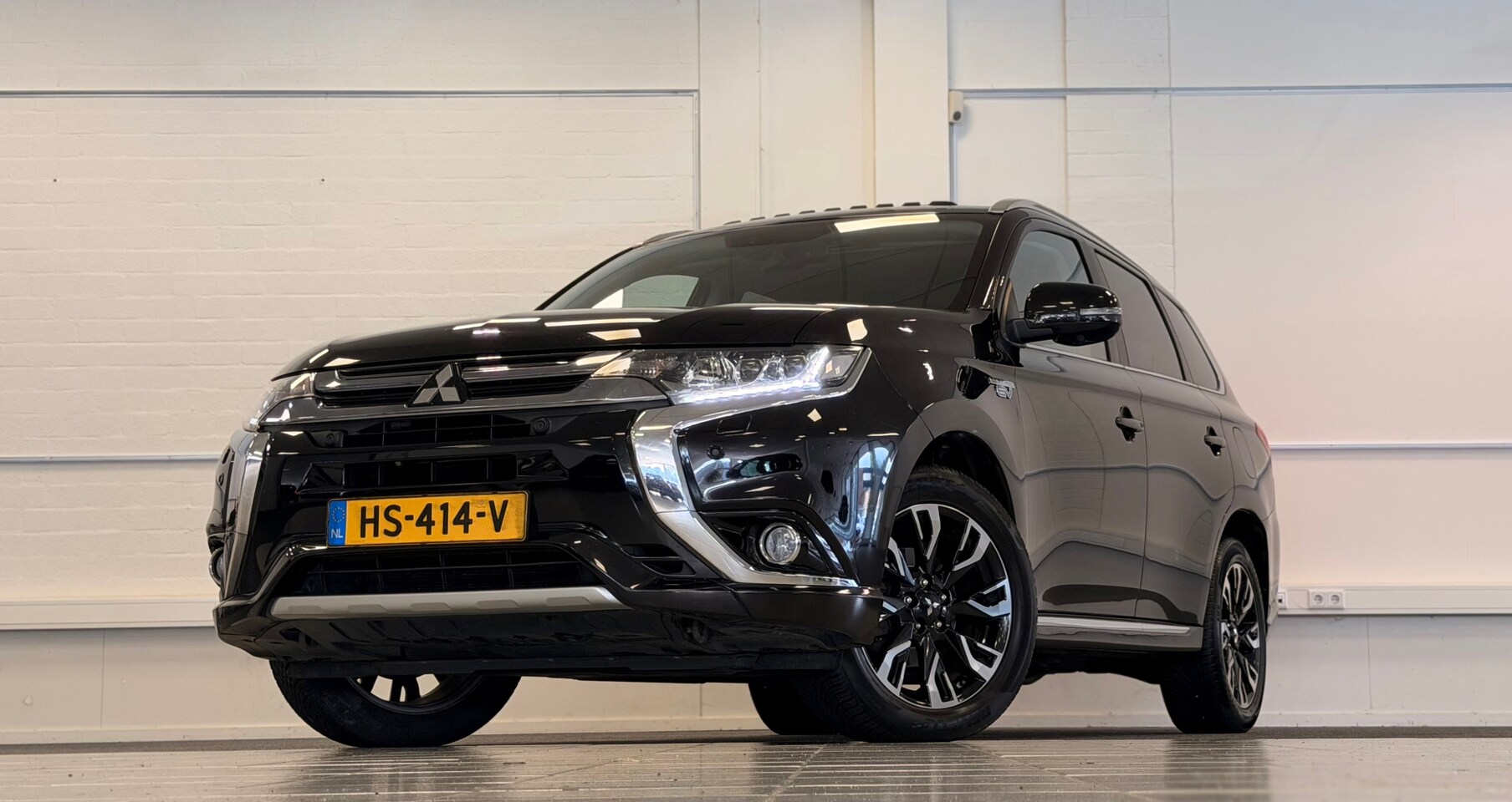 Mitsubishi Outlander - 2.0 PHEV instyle+ Trekhaak 2e Eigenaar Nieuwe APK - AutoWereld.nl