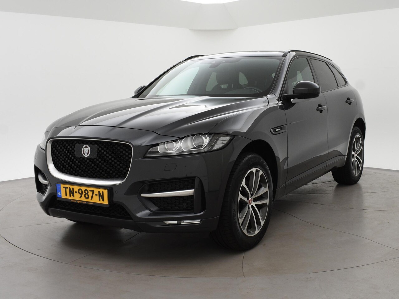 Jaguar F-Pace - 2.0T 250 PK AWD R-SPORT + PANORAMA | ADAPTIVE CC | MERIDIAN AUDIO | STOELVERW. V+A | CAMER - AutoWereld.nl